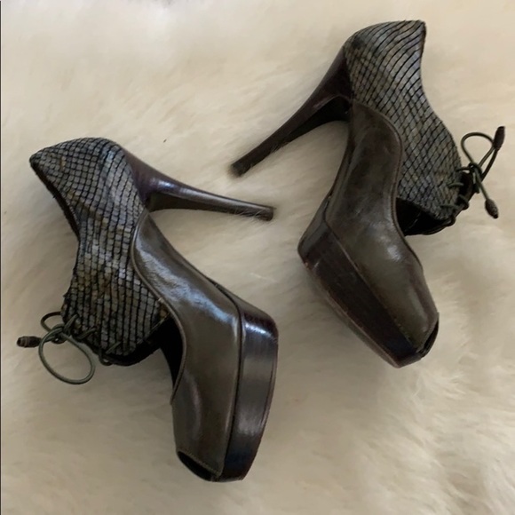 Stuart Weizman | textured peep toe mermaid heel - Picture 2 of 16